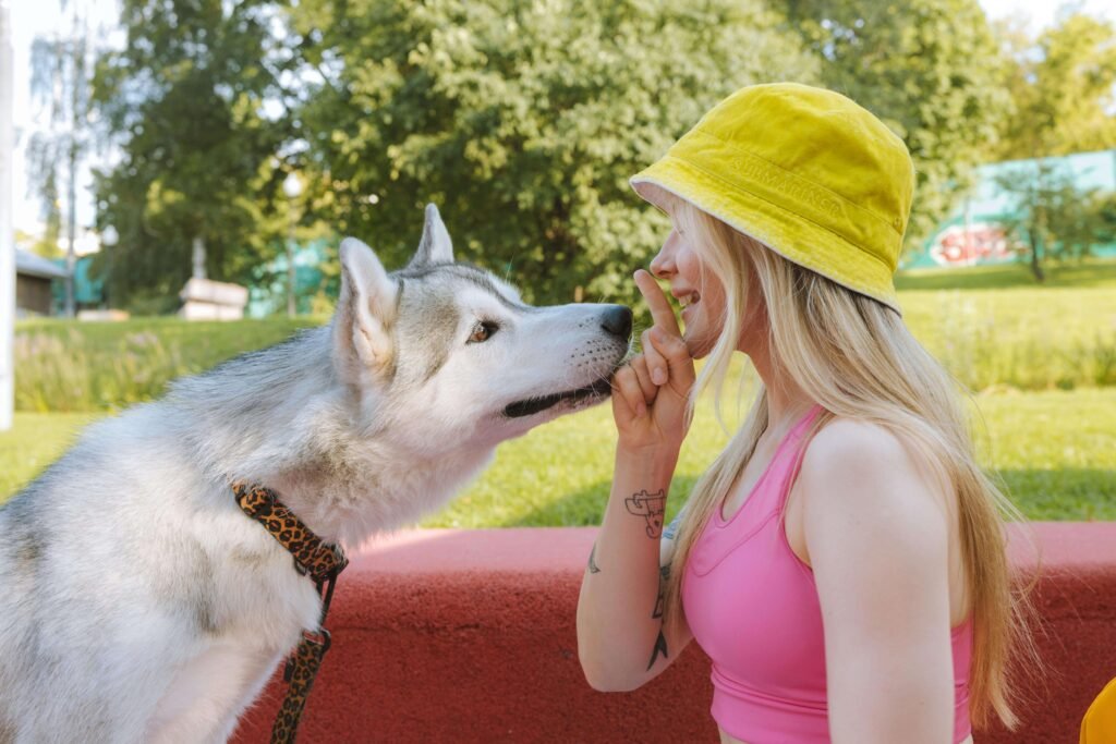 maîtresse pet sitteuse avec chien loup pour garde animaux